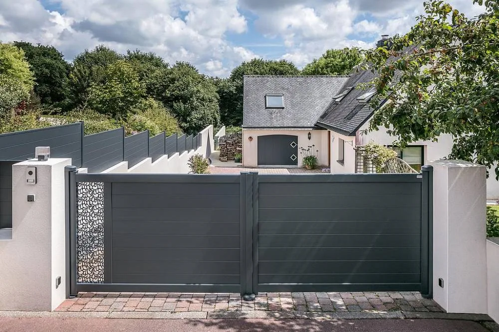 Portail coulissant en aluminium anthracite à lames horizontales avec panneau décoratif