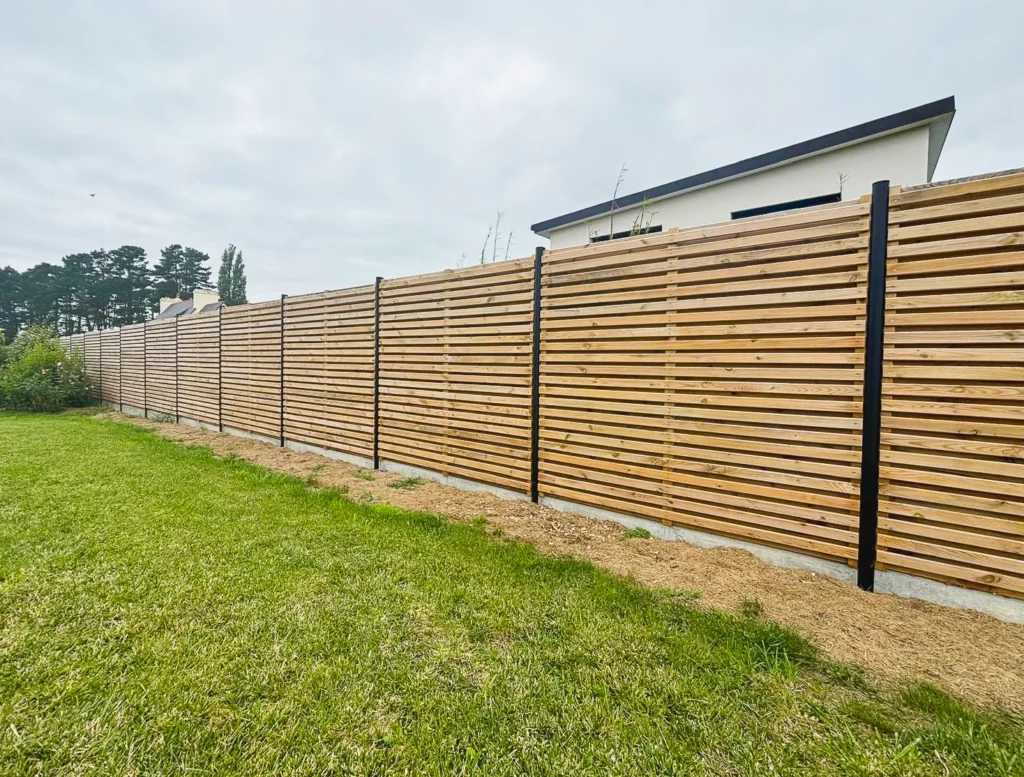 Clôture en bois à lames horizontales avec poteaux en aluminium noir