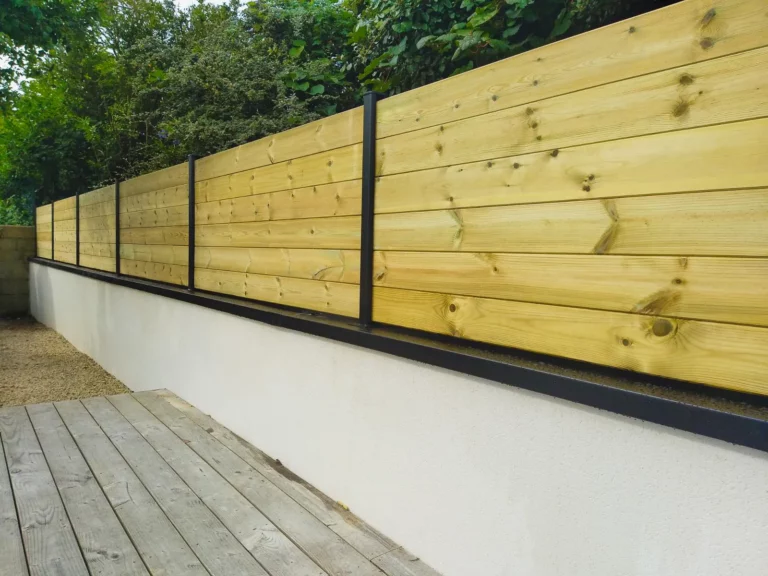 Clôture en bois avec poteaux en aluminium à Lesconil