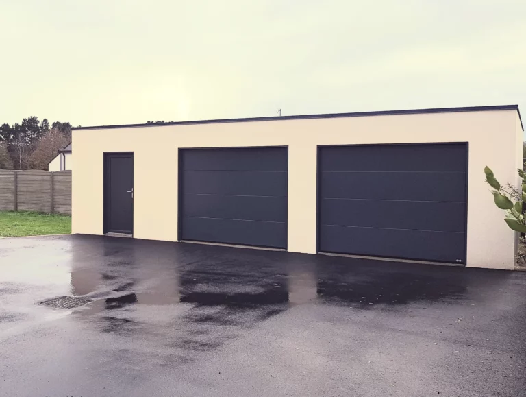 QUEFFELEC • Finistère sud 🛠 Pose, Installation, Motorisation • GARAGE double portes Aluminum • Béton finition Enduit DOIZON • Sur-mesure et personnalisable • Pont-l'Abbé Pays Bigouden