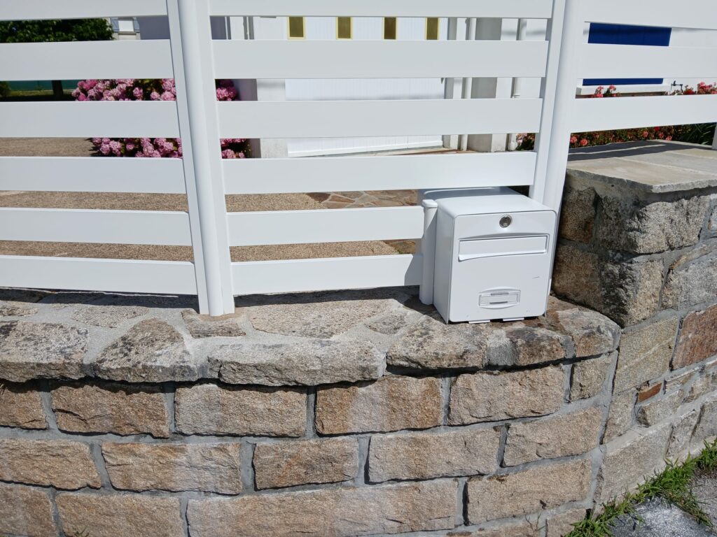 Realisation - cloture PVC blanc sur muret de pierre